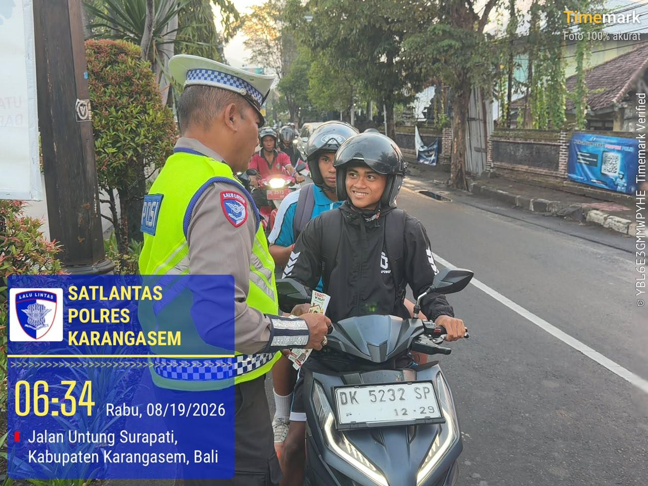 Personel Lalulintas Memberikan Himbauan dan Pembagian Brosur Kamseltibcarlantas