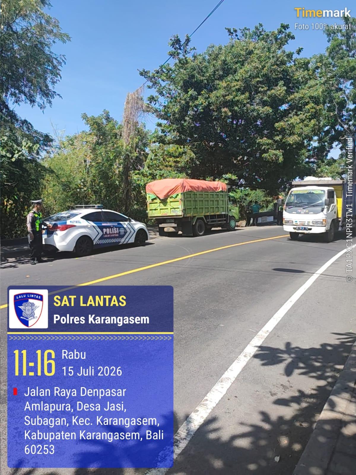 Berikan Himbauan Parkir Truk di Sepanjang Jalur Menuju Candidasa, Unit Turjawali Sat Lantas Berikan Teguran dan Himbauan Tertulis