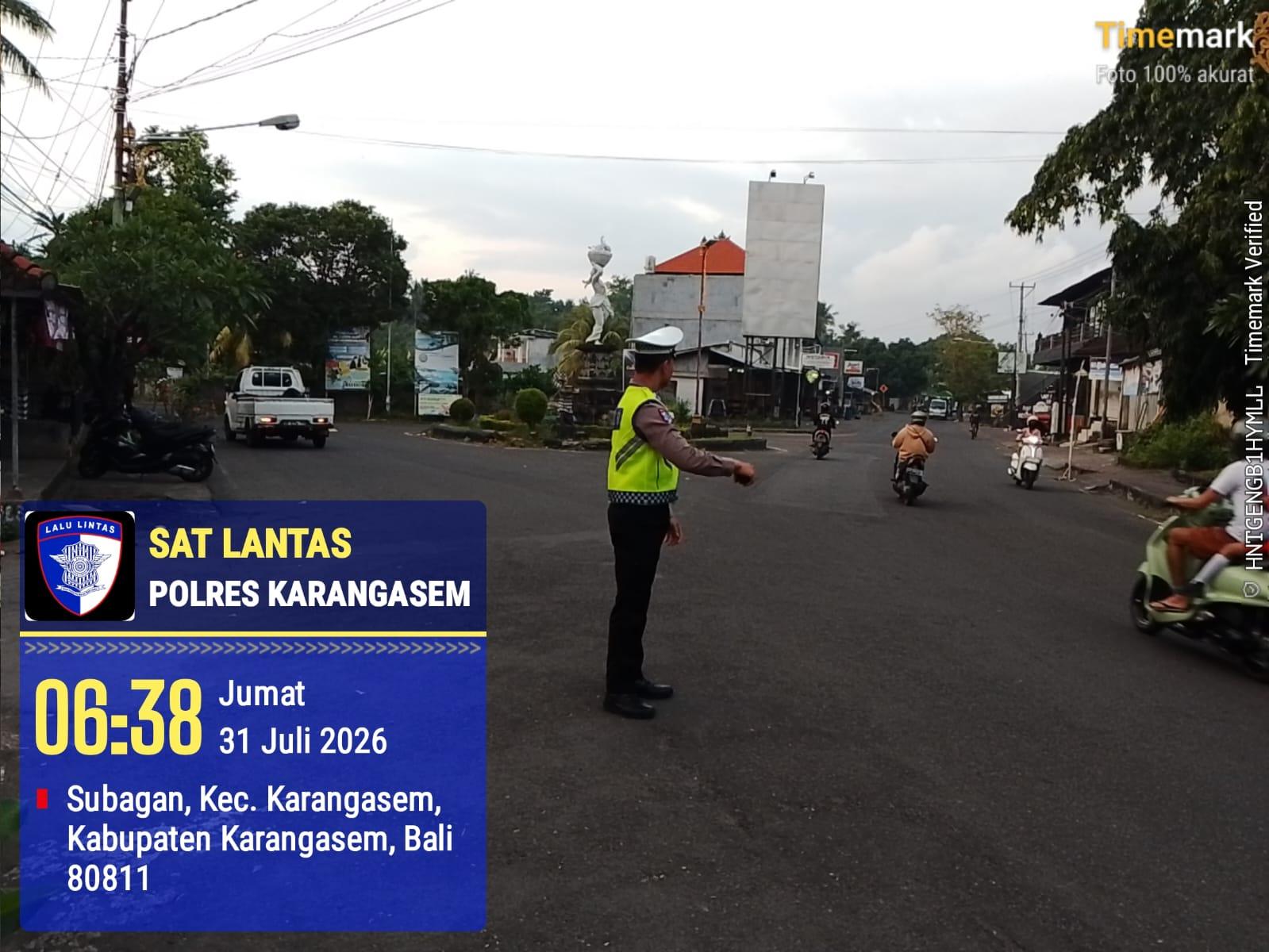 Unit Turjawali Sat Lantas melaksanakan Pengaturan dan Penjagaan di Pos 3 Patung Salak Jasri
