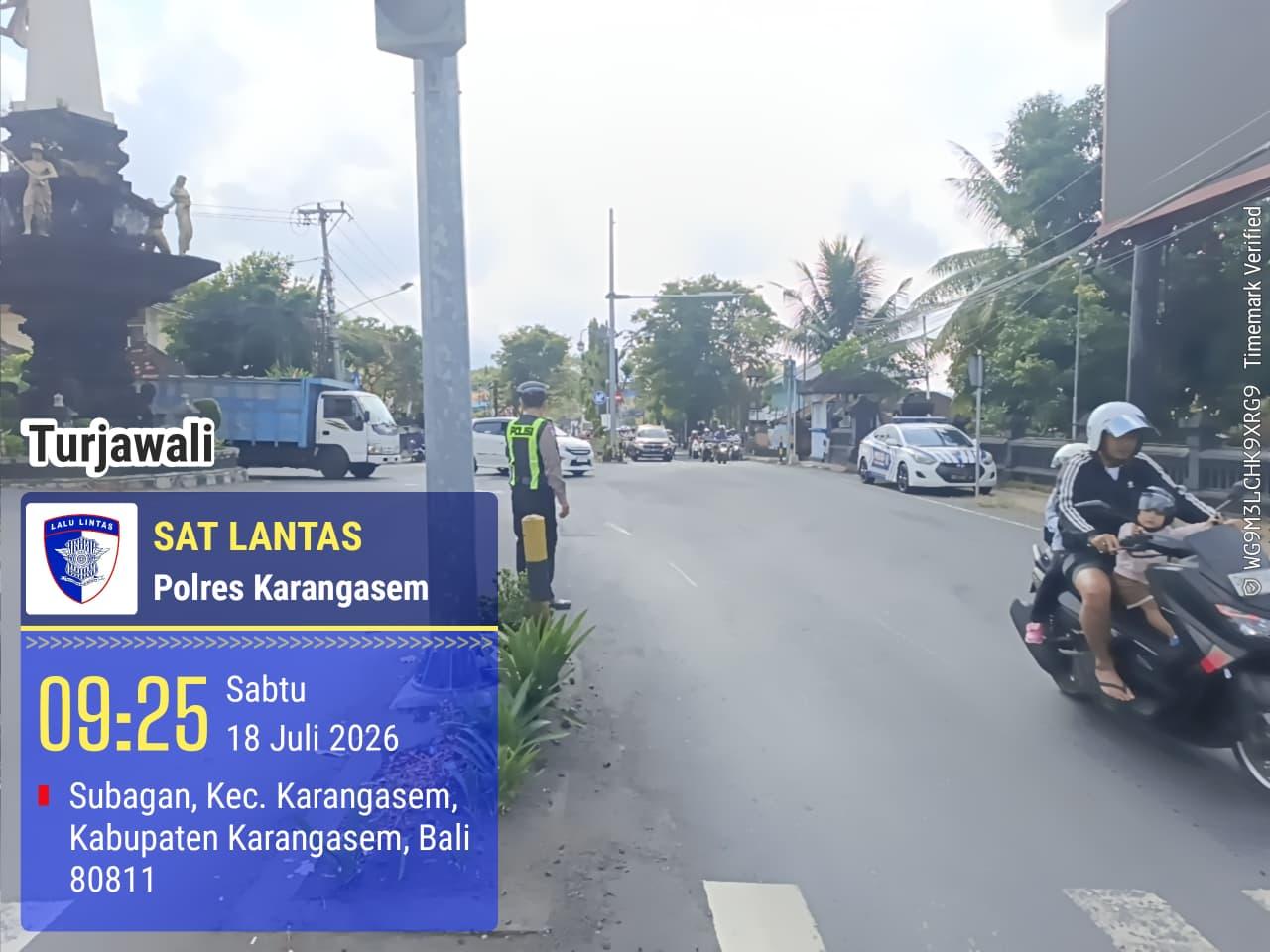 Agar Terciptanya Kelancaran Lalu Lintas Personil Lantas Melaksanakan Penjagaaan dan Pengaturan di Ktl 2