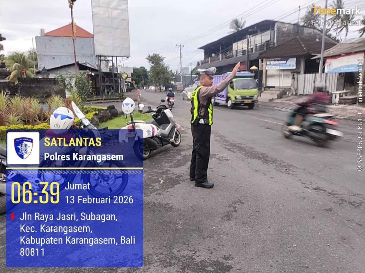 Unit Turjawali Sat Lantas melaksanakan Pengaturan dan Penjagaan di Pos 3 Patung Salak Jasri