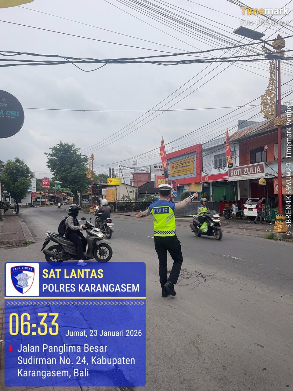 Personil Lantas Laksanakan Tugas Gatur Di BTN Taman Asri Karangasem Agar Arus Lalin Aman Lancar terkendali