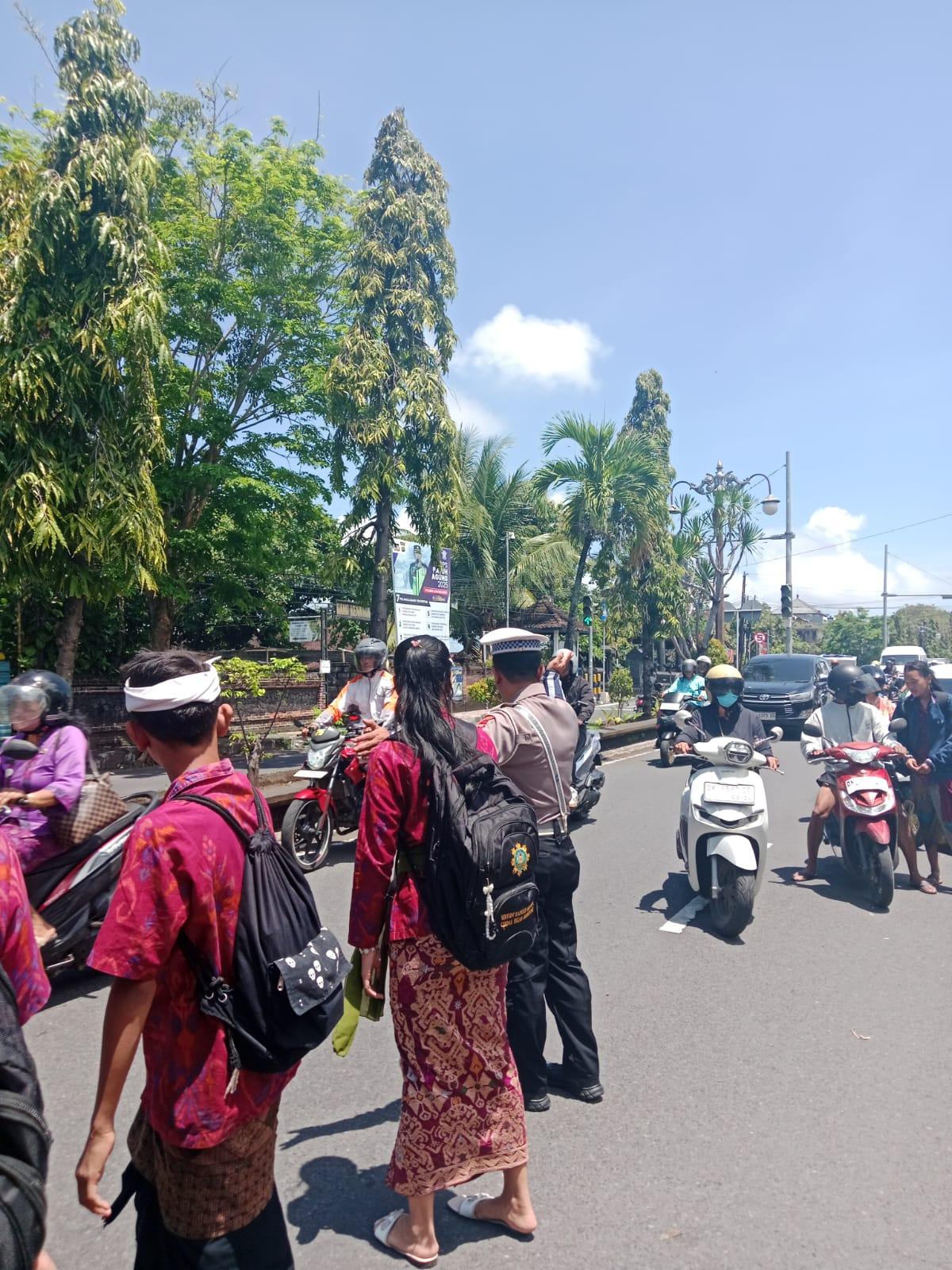 Anggota Lantas Polres Karangasem Laksanakan Penyebrangan Pelajar SMP N 2 Amlapura