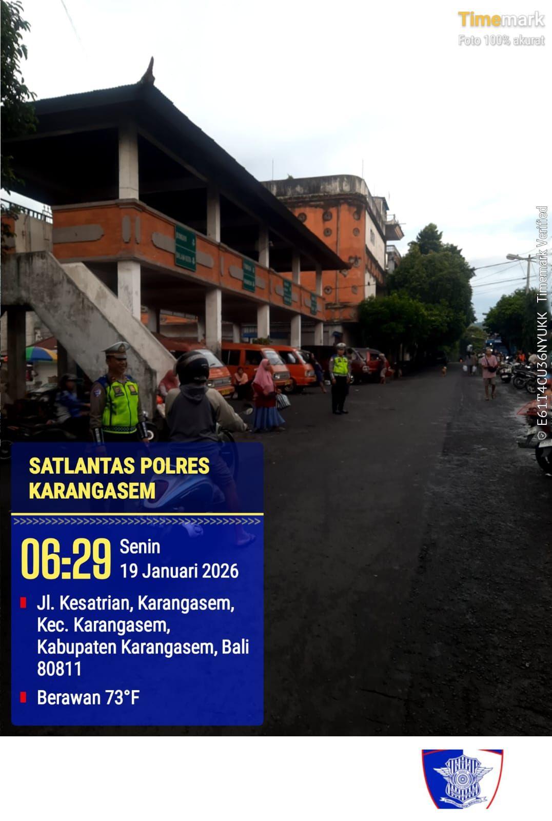  Utamakan Pejalan Kaki, Anggota Polres Karangasem Laksanakan Tugas Menyebrangkan Pejalan Kaki di Pasar Kesatriaan Amlapura