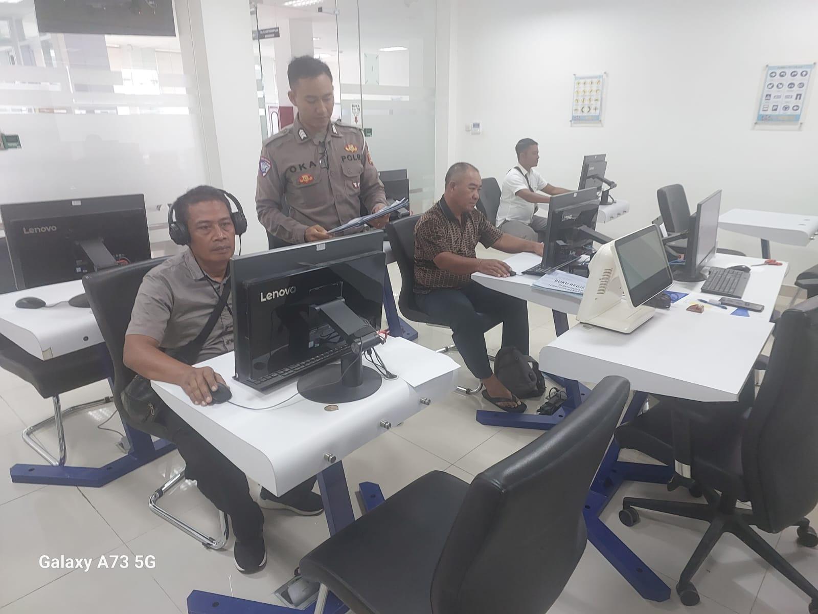 Personil Lantas Laksanakan Teori Avis Komputerisasi Bagi Pemohon SIM Baru