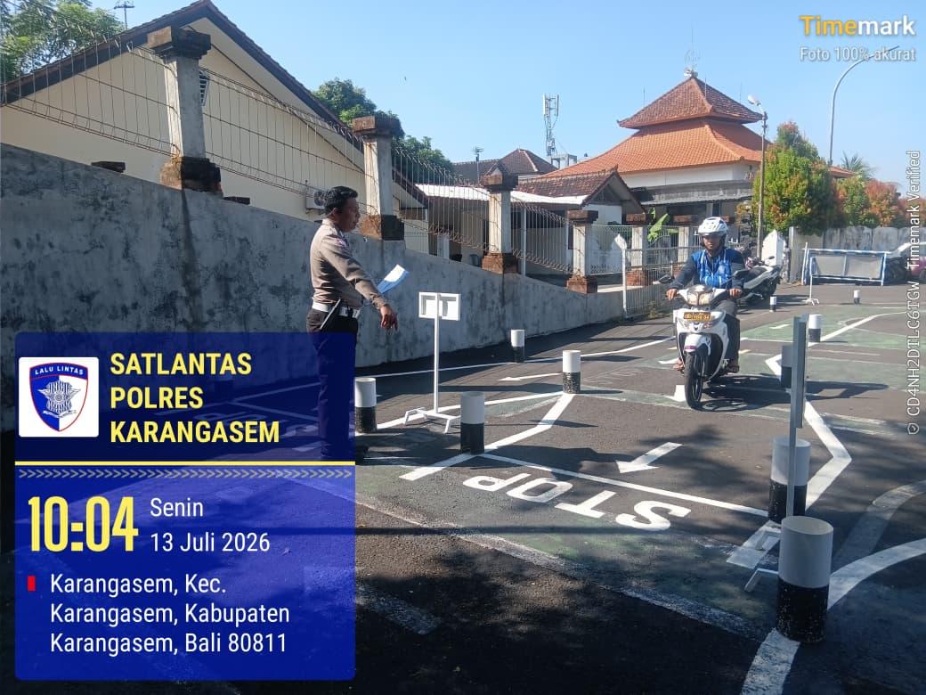 Personil Lantas Langsung Arahkan Dan Awasi Pelaksanaan Praktek Uji Kemahiran Mengemudi Bagi Pemohon SIM Baru