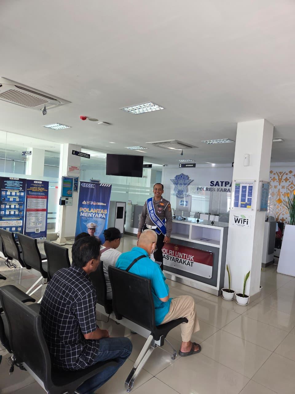 Pelayanan Humanis Personil Lantas Sebagai Pemandu Kepada Setiap Pemohon SIM di Satpas Polres Karangasem