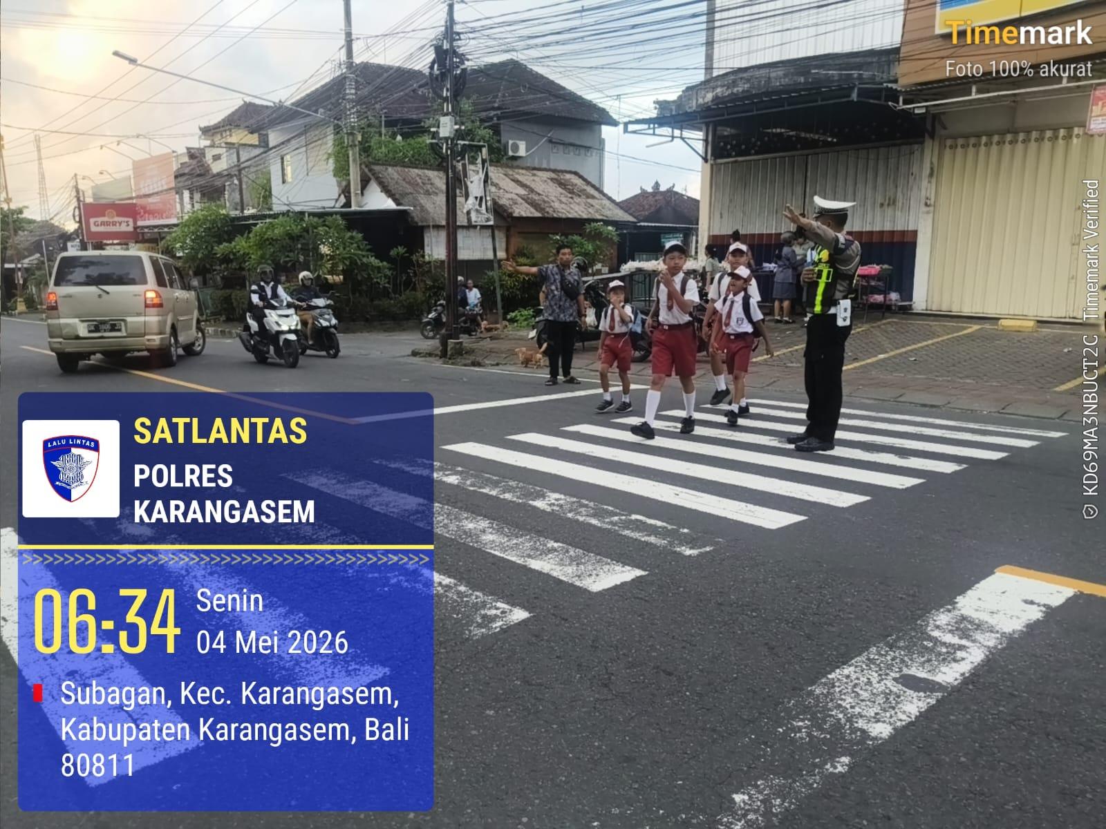 Cegah Kecelakaan Anak Sekolah Personil Lantas Laksanakan Penyebrangan di SD Negeri 1 Subagan,