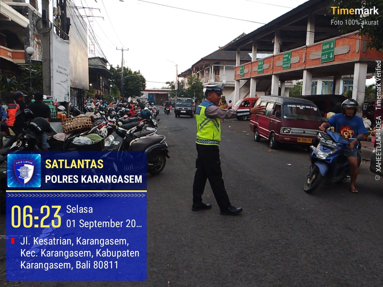 Sat Lantas laksanakan Pengaturan di Pasar Amlapura