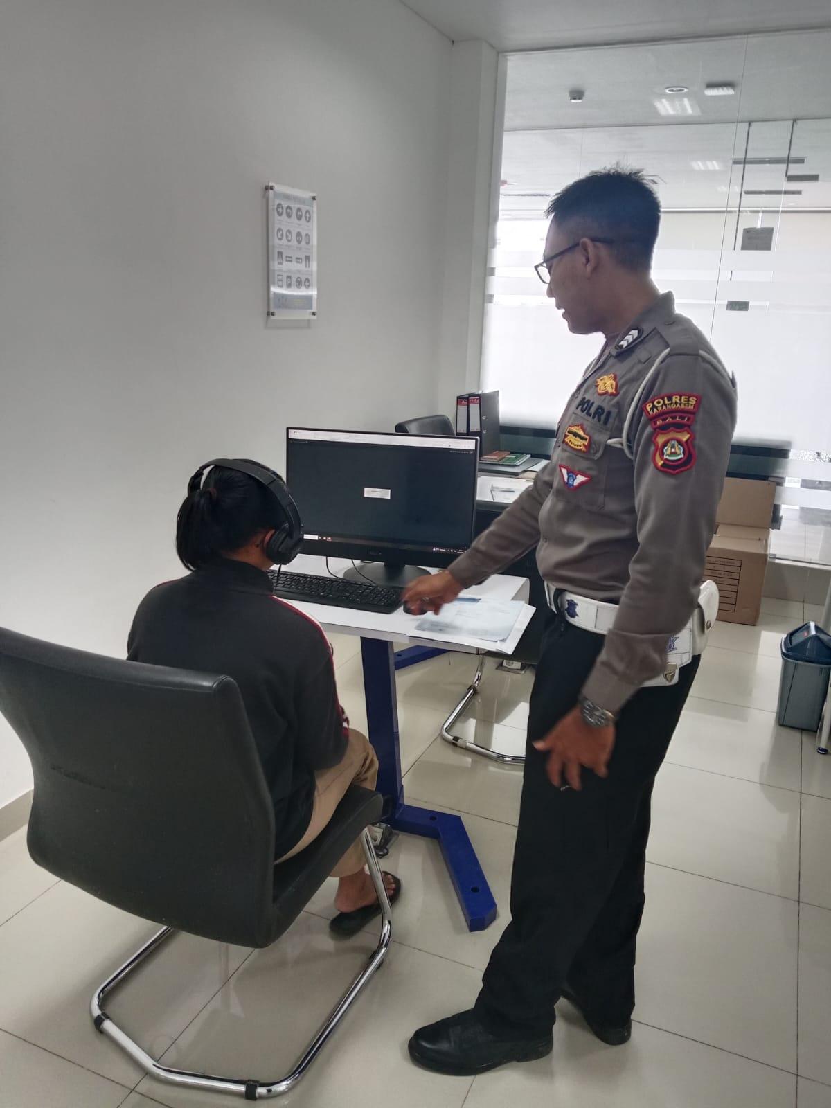 Personil Lantas Laksanakan Teori Avis Komputerisasi Bagi Pemohon SIM Baru