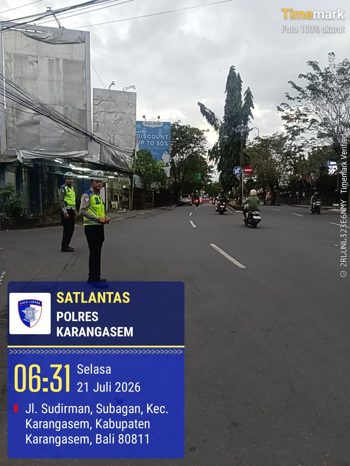 Personel Sat Lantas Polres Karangasem mengintensifkan penjagaan dan pengaturan arus lalu lintas di Simpang 3 Pesagi