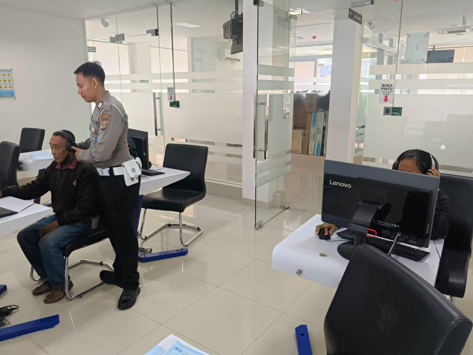 Personil Lantas Laksanakan Teori Avis Komputerisasi Bagi Pemohon SIM Baru