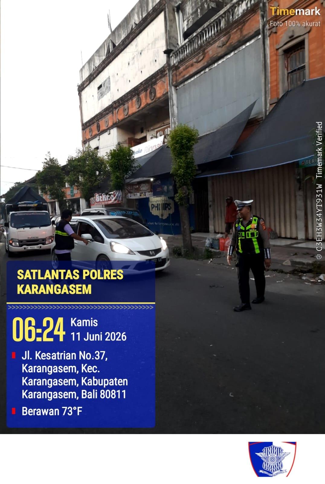  Menjelang Hari Raya Galungan Personil Sat Lantas Atensi Pasar Timur Amlapura