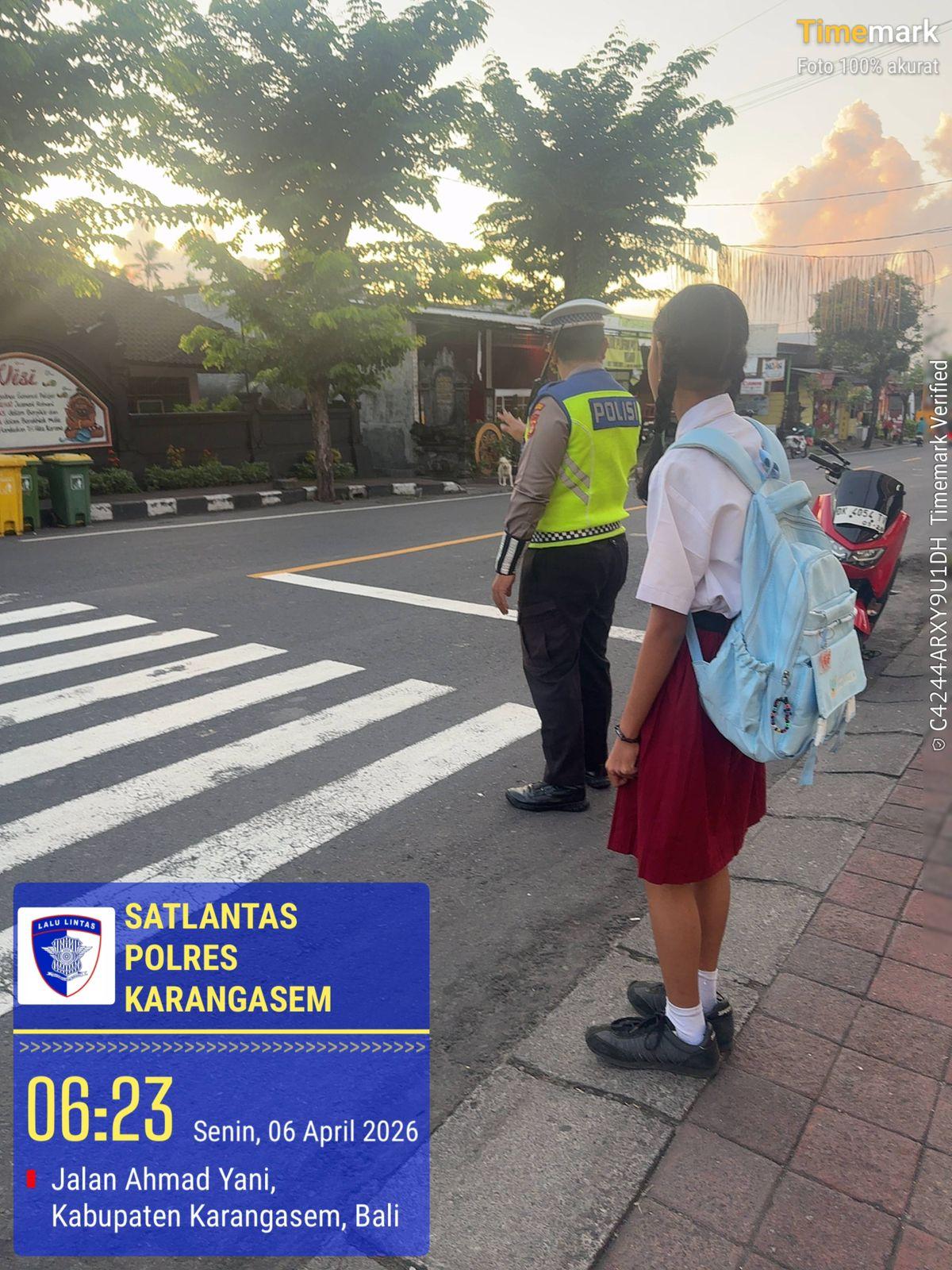 Polisi Sahabat Anak, Anggota Lantas Polres Karangasem Laksanakan Penyebrangan Pelajar SD Negeri 4 Subagan