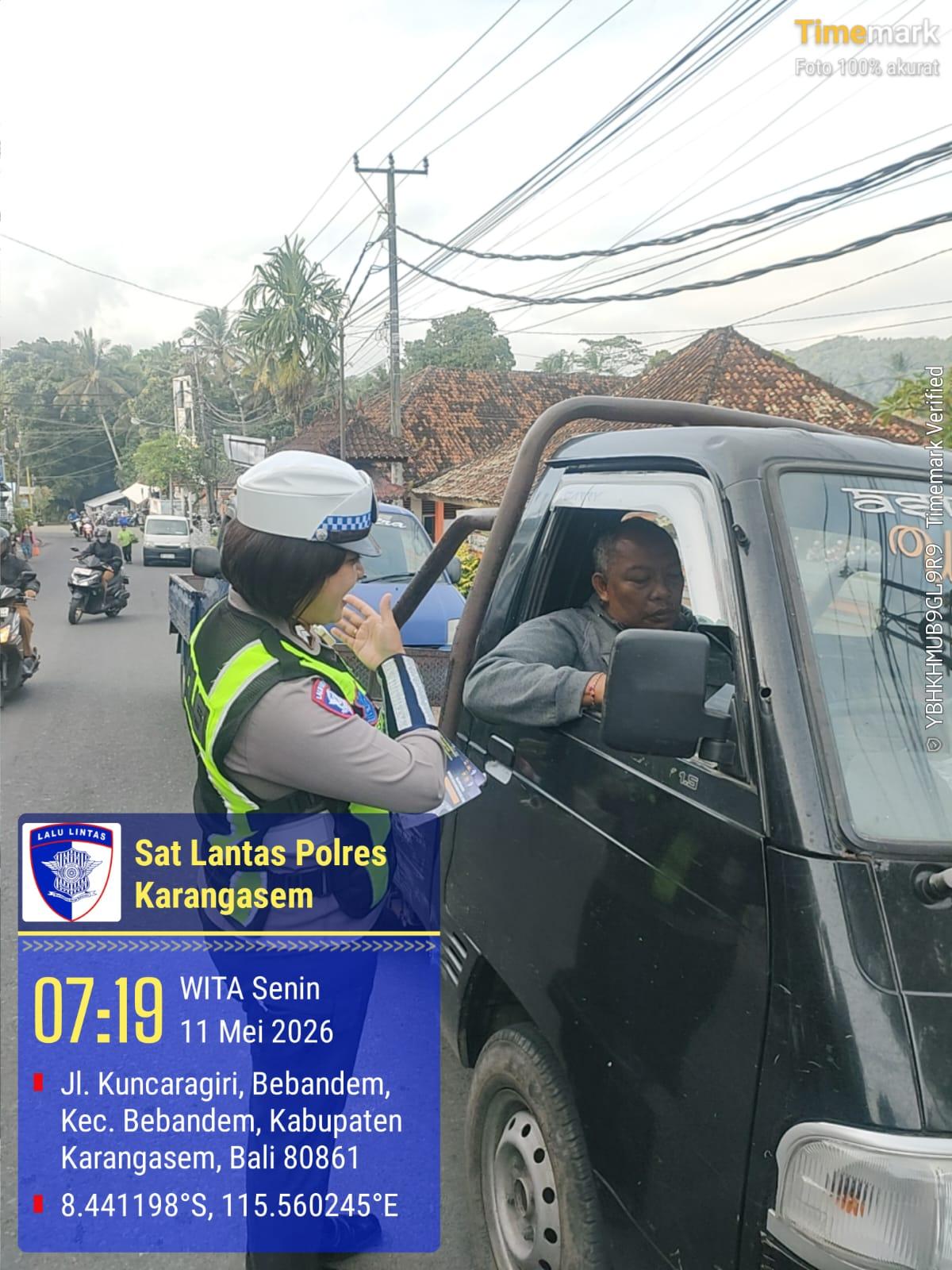 Personel lantas memberikan himbauan dan Pembagian Brosur Kamseltibcarlantas