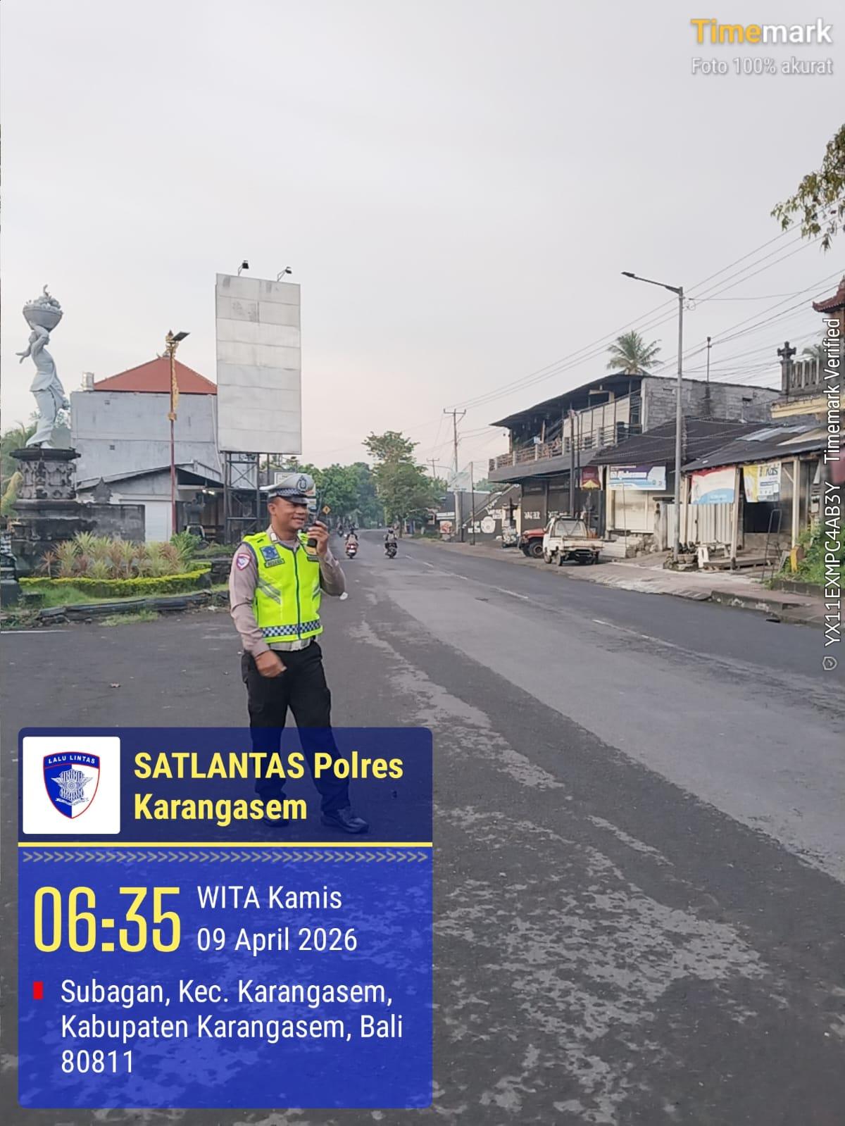 Unit Turjawali Sat Lantas melaksanakan Pengaturan dan Penjagaan di Pos 3 Patung Salak Jasri