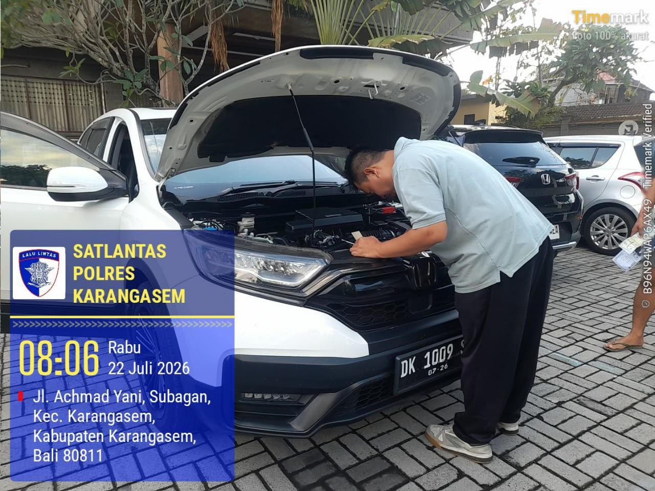 Pelayanan Gosok Mesin di Laksanakan Petugas Sat Lantas di SAMSAT Karangasem