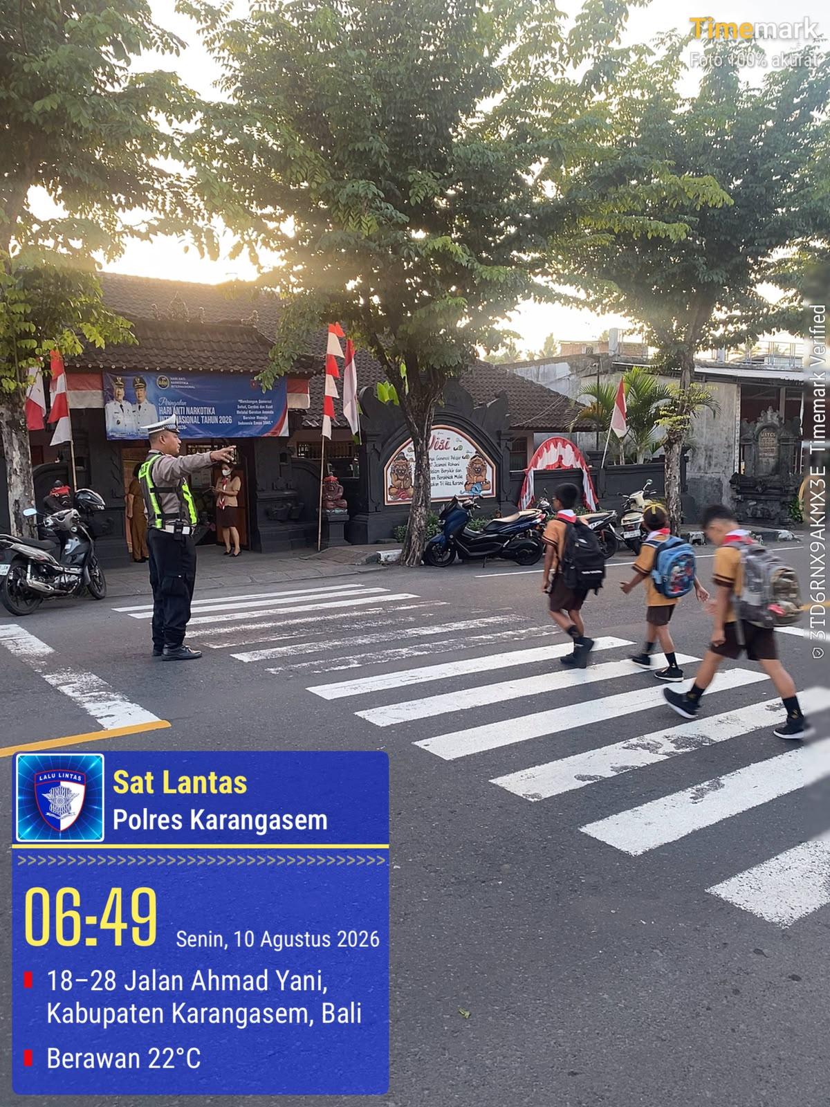 Anggota Lantas Polres Karangasem Laksanakan Penyebrangan Pelajar SD Negeri 4 Subagan