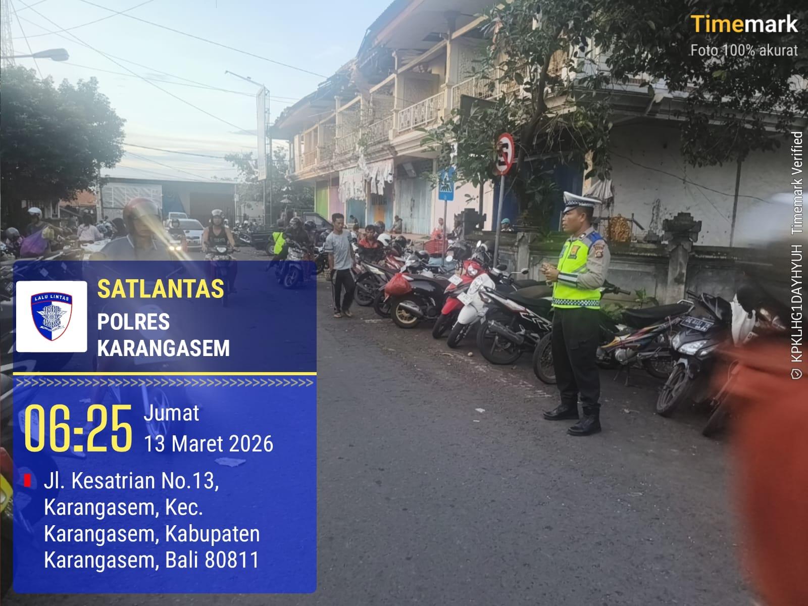 Utamakan Pejalan Kaki, Anggota Polres Karangasem Laksanakan Tugas Menyebrangkan Pejalan Kaki di Pasar Kesatriaan Amlapura