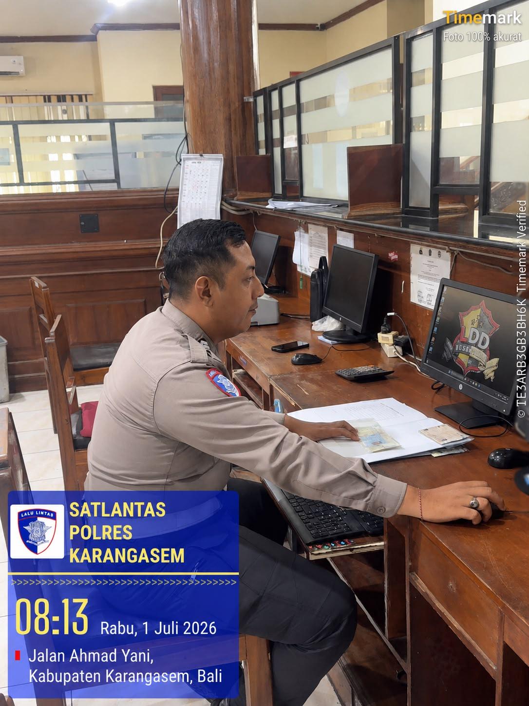 Sat Lantas Polres Karangasem Tingkatkan Pelayanan, Serahkan STNK Baru Secara Cepat dan Ramah