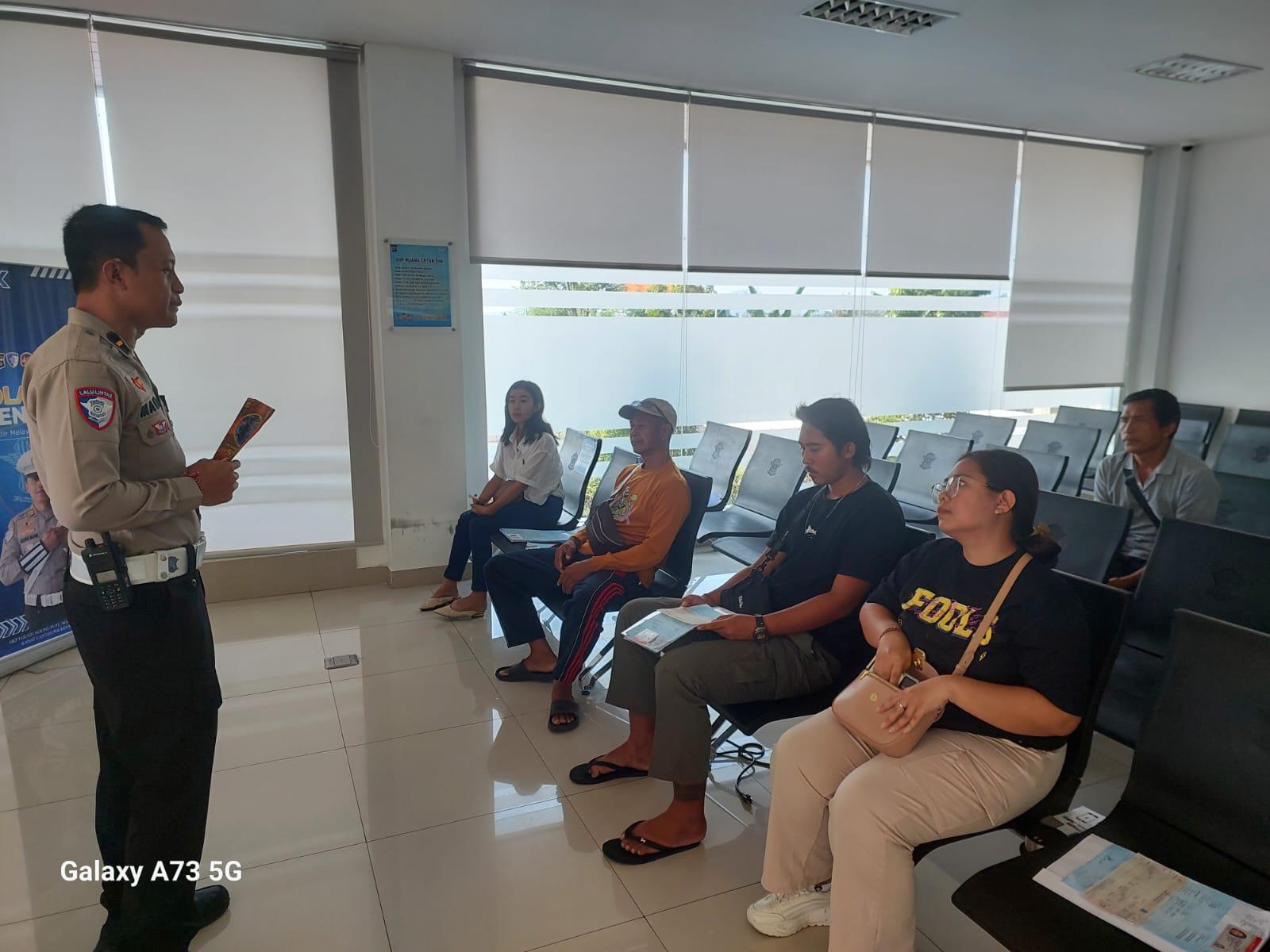 Kanit Regident Polres Karangasem Memberikan Sosialisasi Leafleat Tentang Penggolongan SIM C