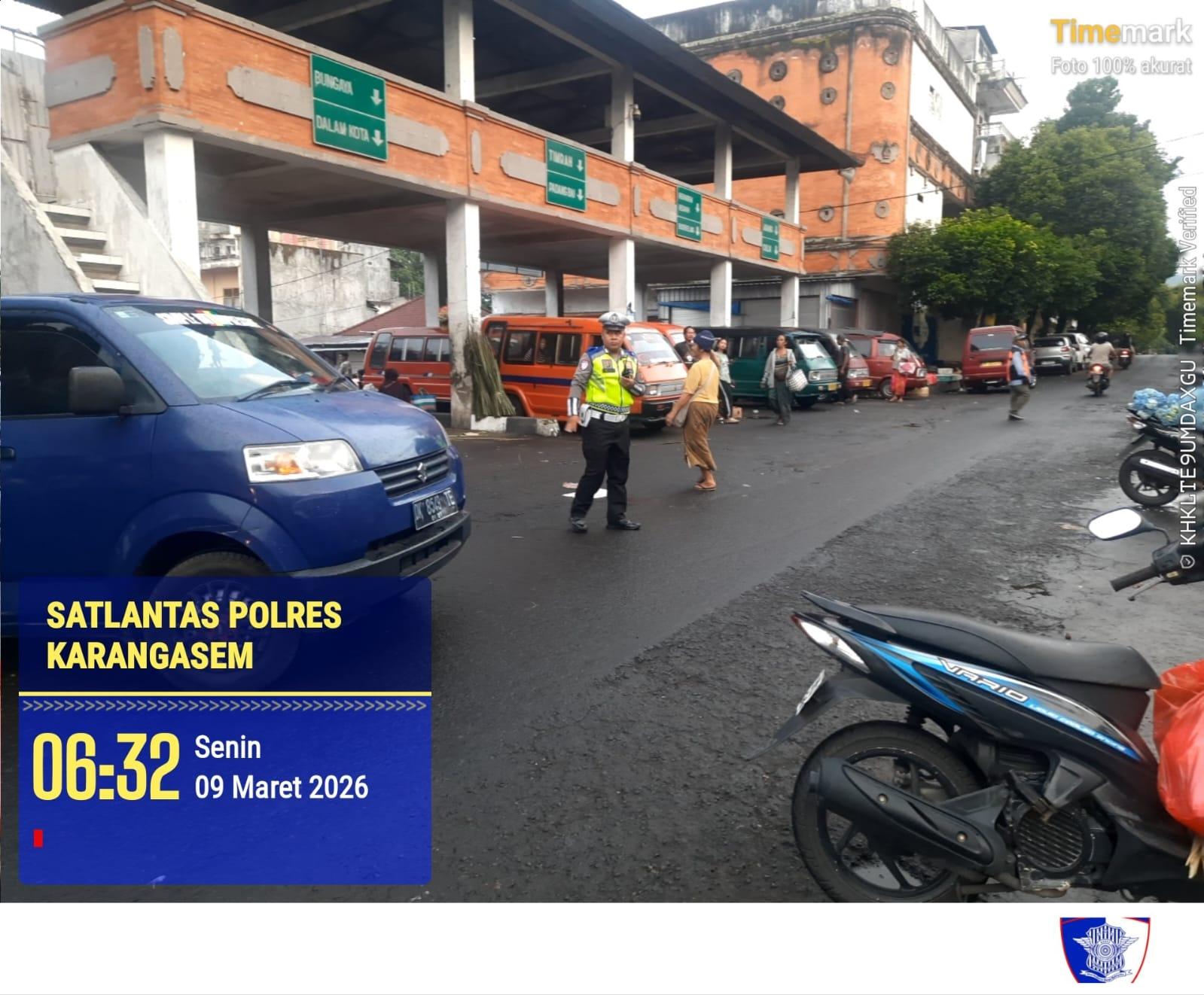 Sat Lantas laksanakan Pengaturan di Pasar Amlapura