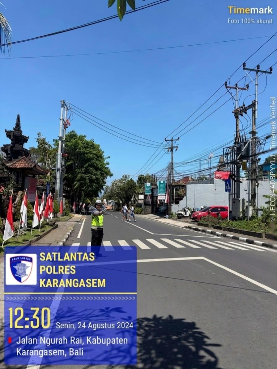 Tingkatkan Keselamatan Pelajar, Satlantas Polres Karangasem Rutin Sebrangkan Siswa SMA N 1 Amlapura
