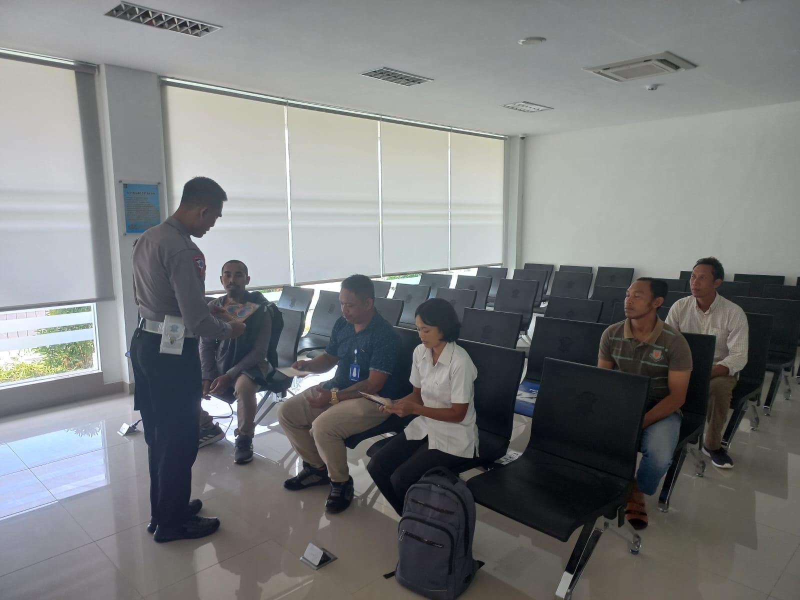 Kanit Regident Polres Karangasem Memberikan Sosialisasi Leafleat Tentang Penggolongan SIM C