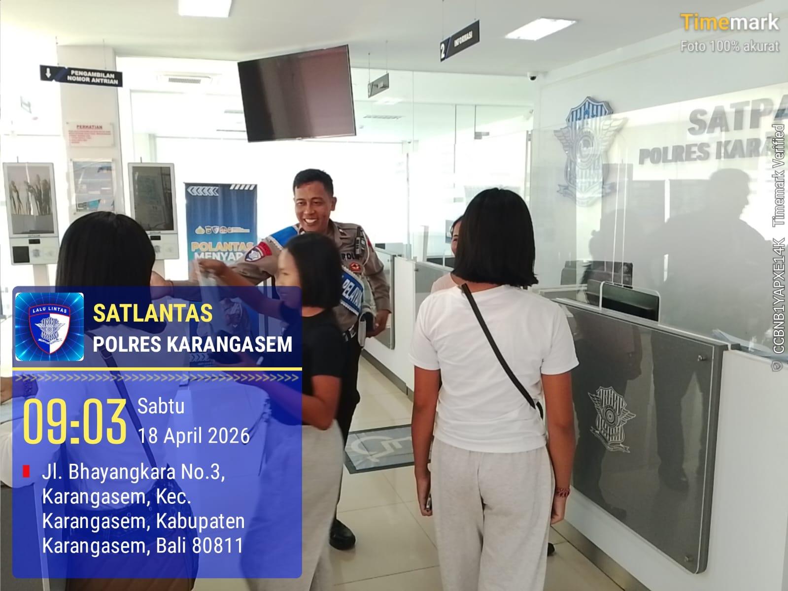 Pemandu Pelayanan Satpas Polres Karangasem Laksanakan Pelayanan Prima dan Terpadu kepada Masyarakat