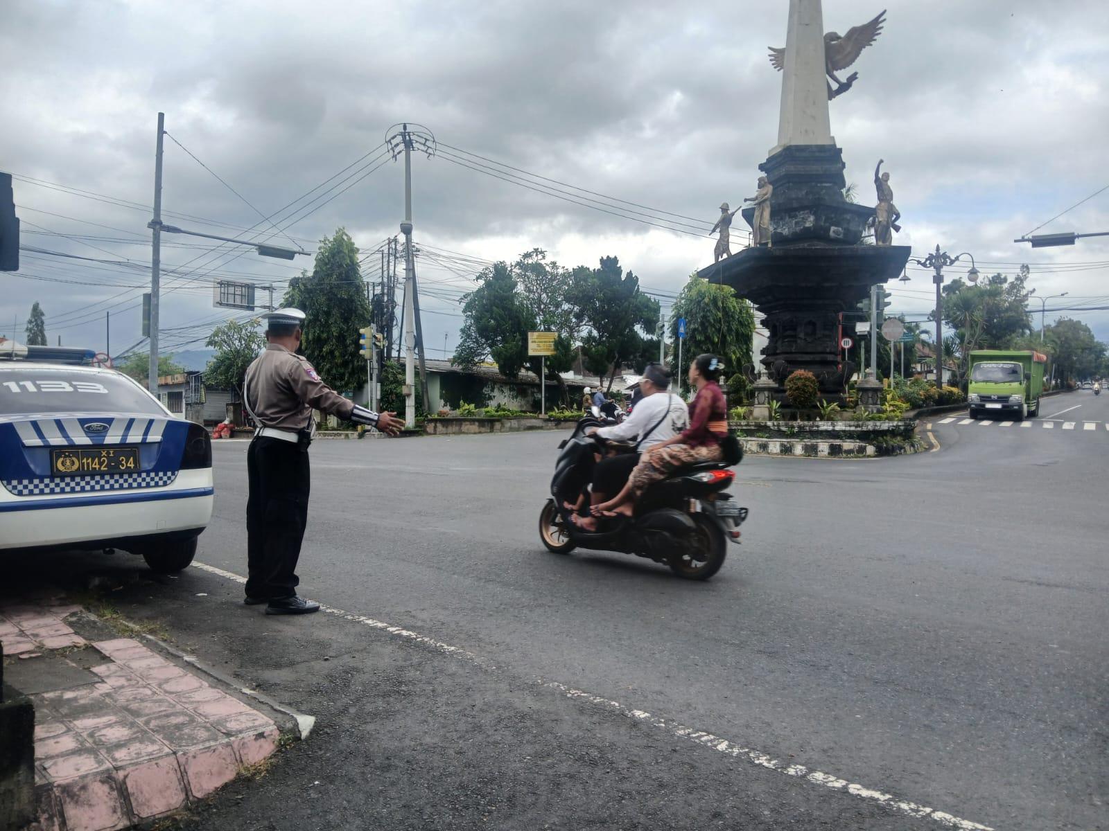 Agar Terciptanya Kelancaran Lalu Lintas Personil Lantas Melaksanakan Penjagaaan Dan Pengaturan di Ktl 2