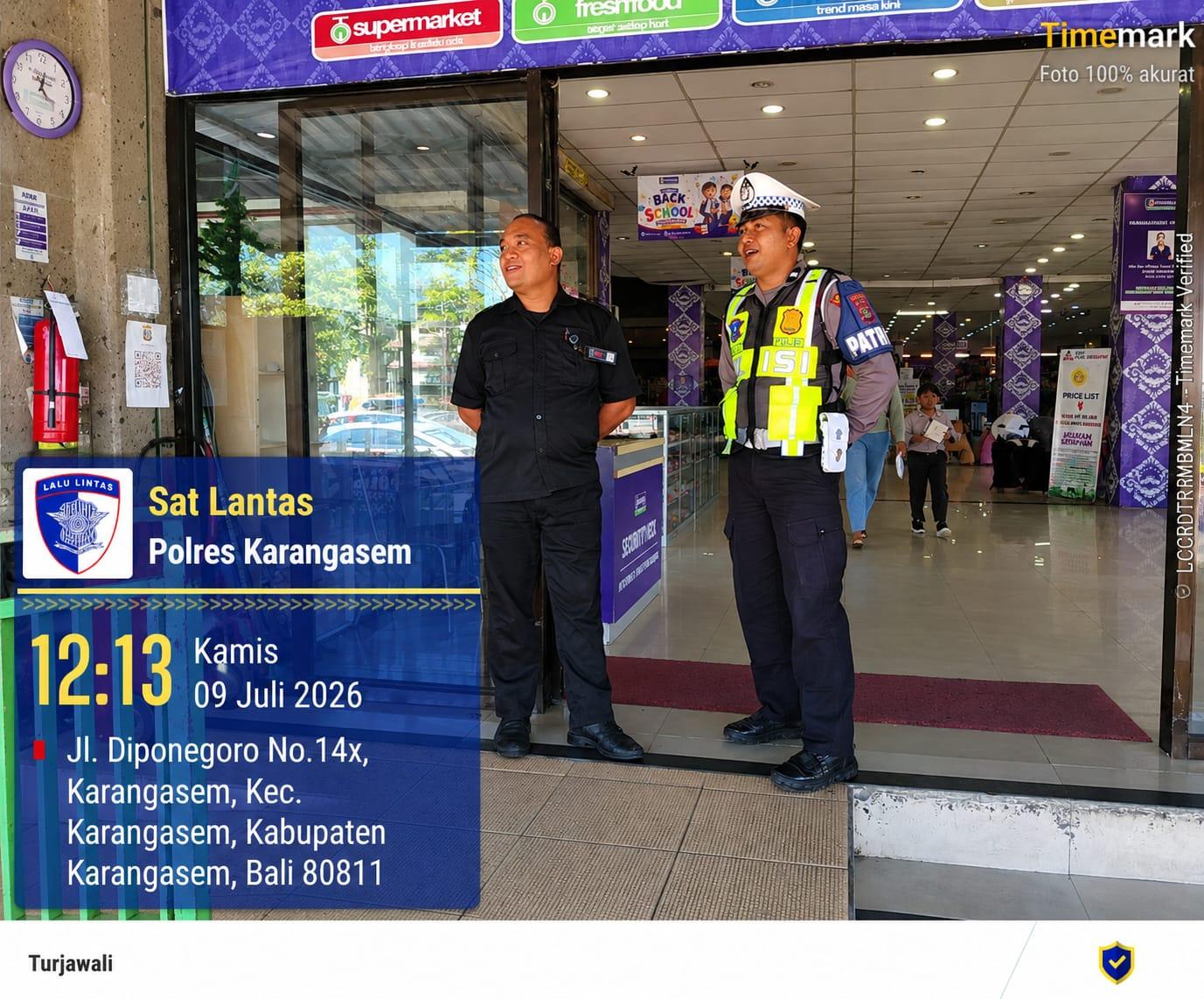 Kegiatan Rutin yang ditingktkan Satlantas Polres Karangasem laksanakan patrol di areal Pertokoan