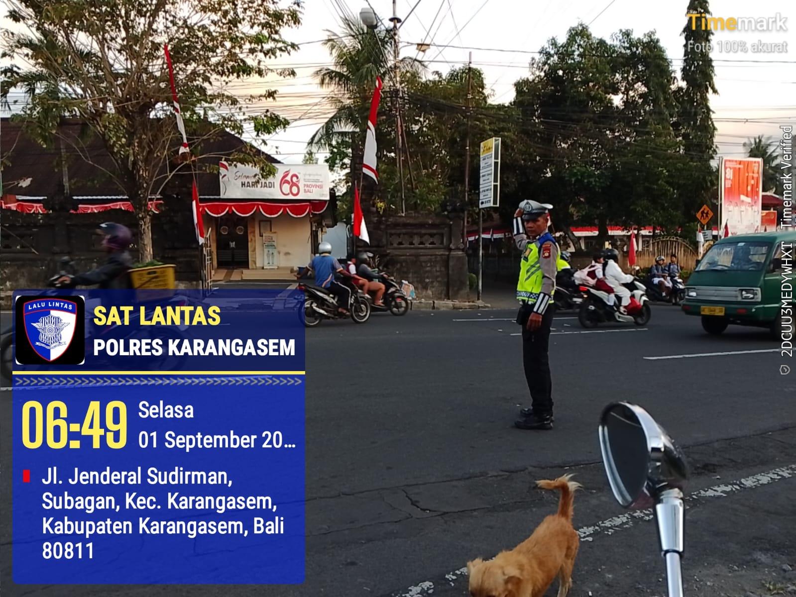 Personel Sat Lantas Polres Karangasem mengintensifkan penjagaan dan pengaturan arus lalu lintas di Simpang 3 Pesagi