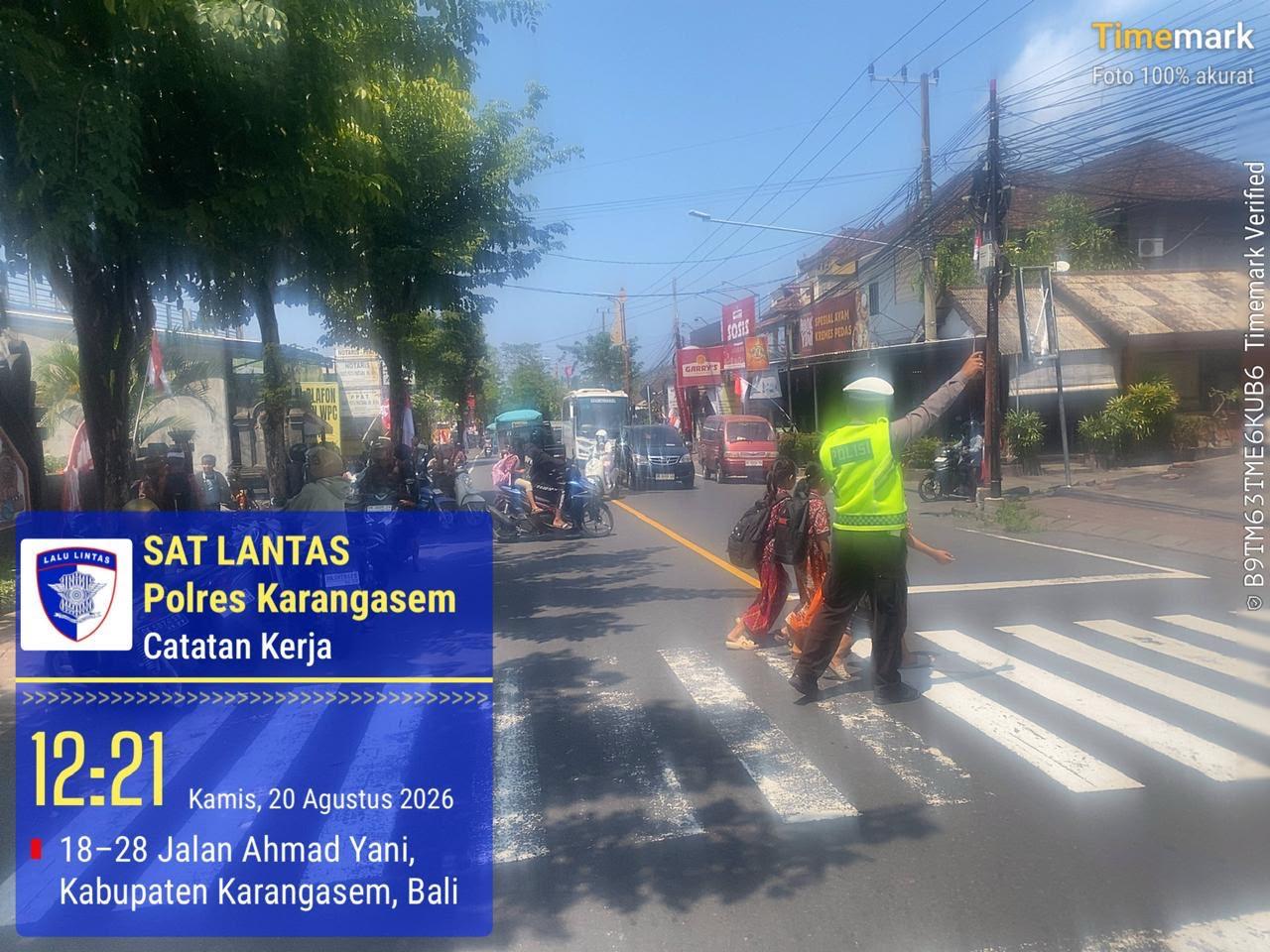 Polisi Sahabat Anak, Anggota Lantas Polres Karangasem Laksanakan Penyebrangan Pelajar SD Negeri 4 Subagan