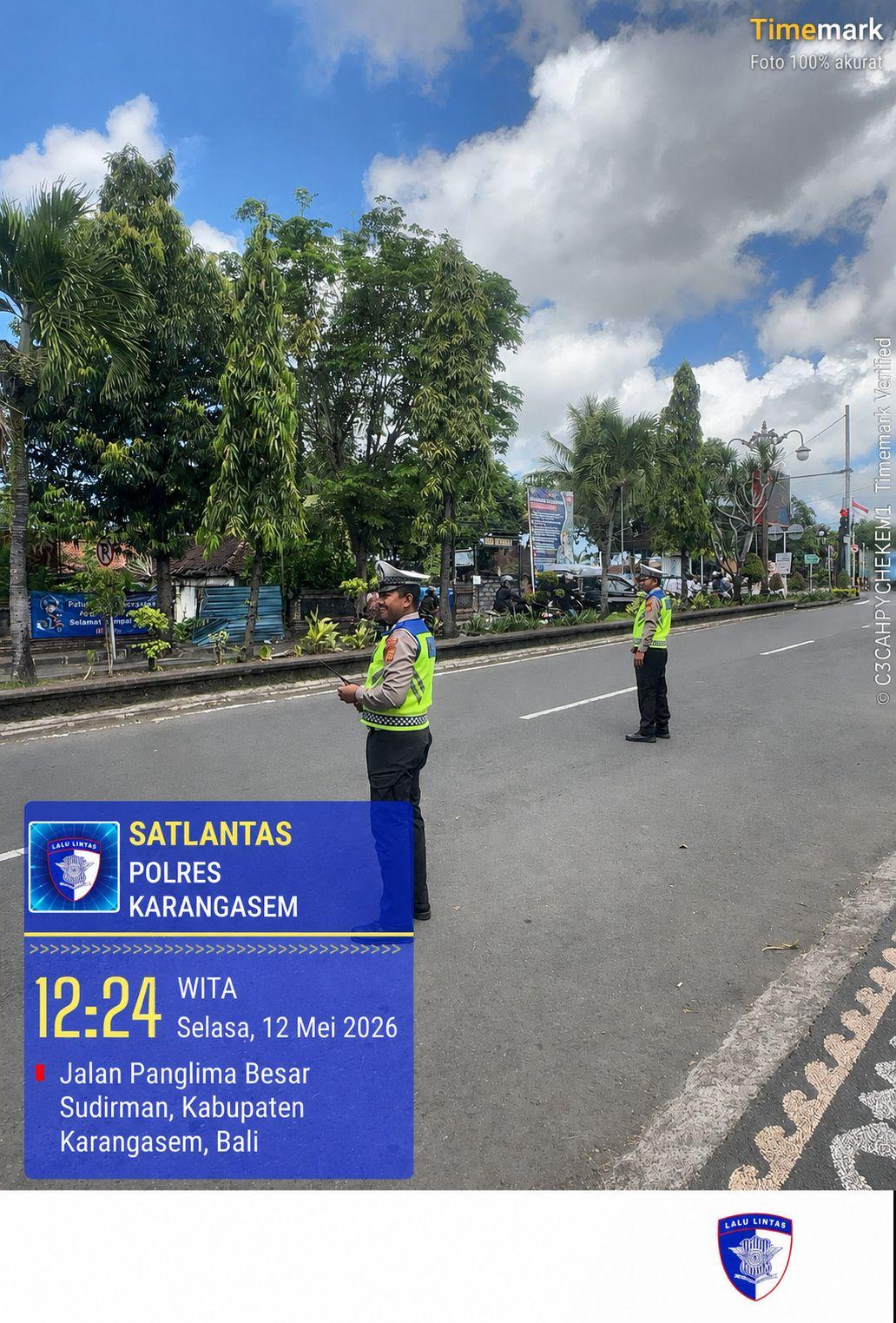 Anggota Lantas Polres Karangasem Laksanakan Penyebrangan Pelajar SMP N 2 Bebandem   