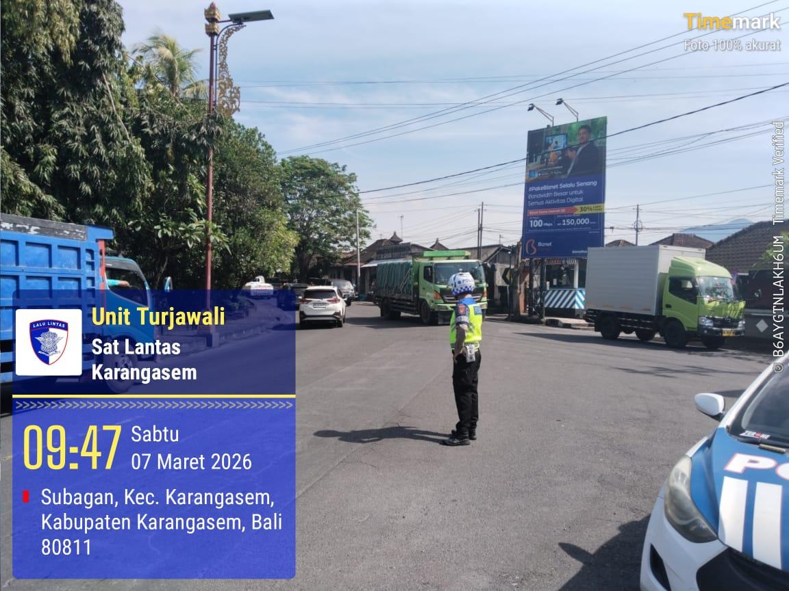 Unit Turjawali Sat Lantas melaksanakan Pengaturan dan Penjagaan di Pos 3 Patung Salak Jasri
