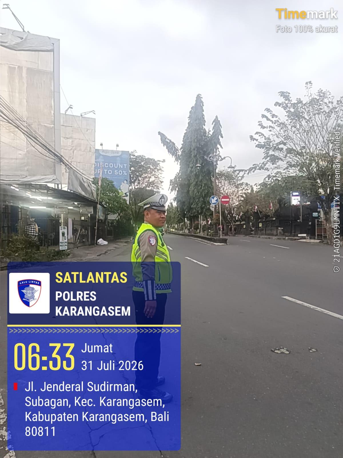 Personel Sat Lantas Polres Karangasem mengintensifkan penjagaan dan pengaturan arus lalu lintas di Simpang 3 Pesagi