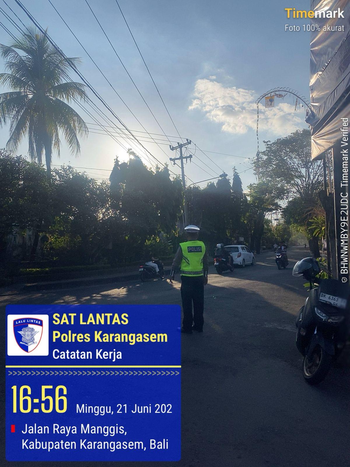 Unit Turjawali Sat Lantas melaksanakan Pengaturan dan Penjagaan di Pos 3 Patung Salak Jasri