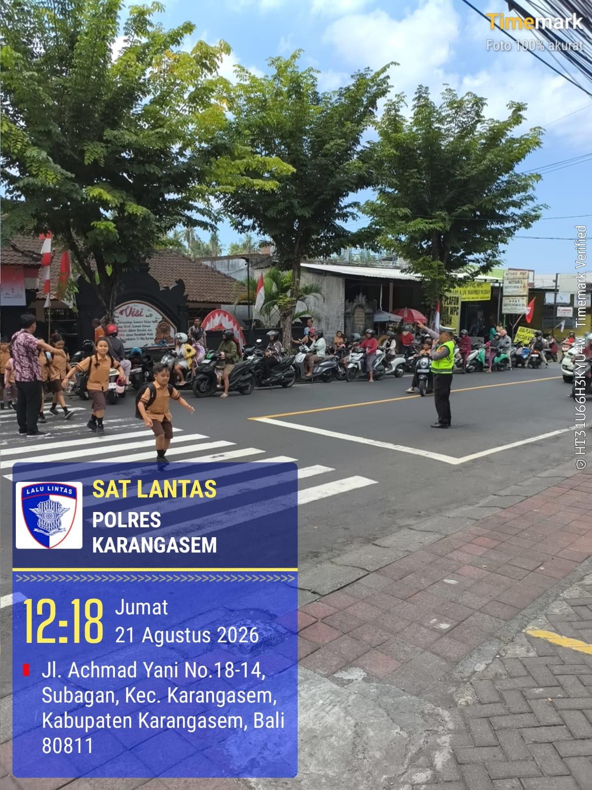 Laksanakan Pos Siang, Anggota Lantas Polres Karangasem Laksanakan Penyebrangan Pelajar SD Negeri 4 Subagan