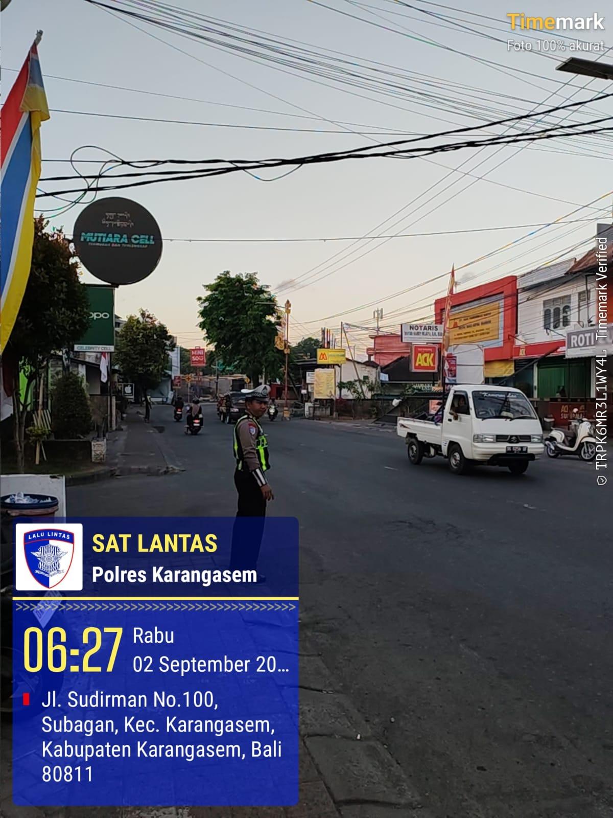 Anggota Lantas Polres Karangasem Laksanakan Gatur Pagi di Simpang Tiga BTN Taman Asri Karangasem