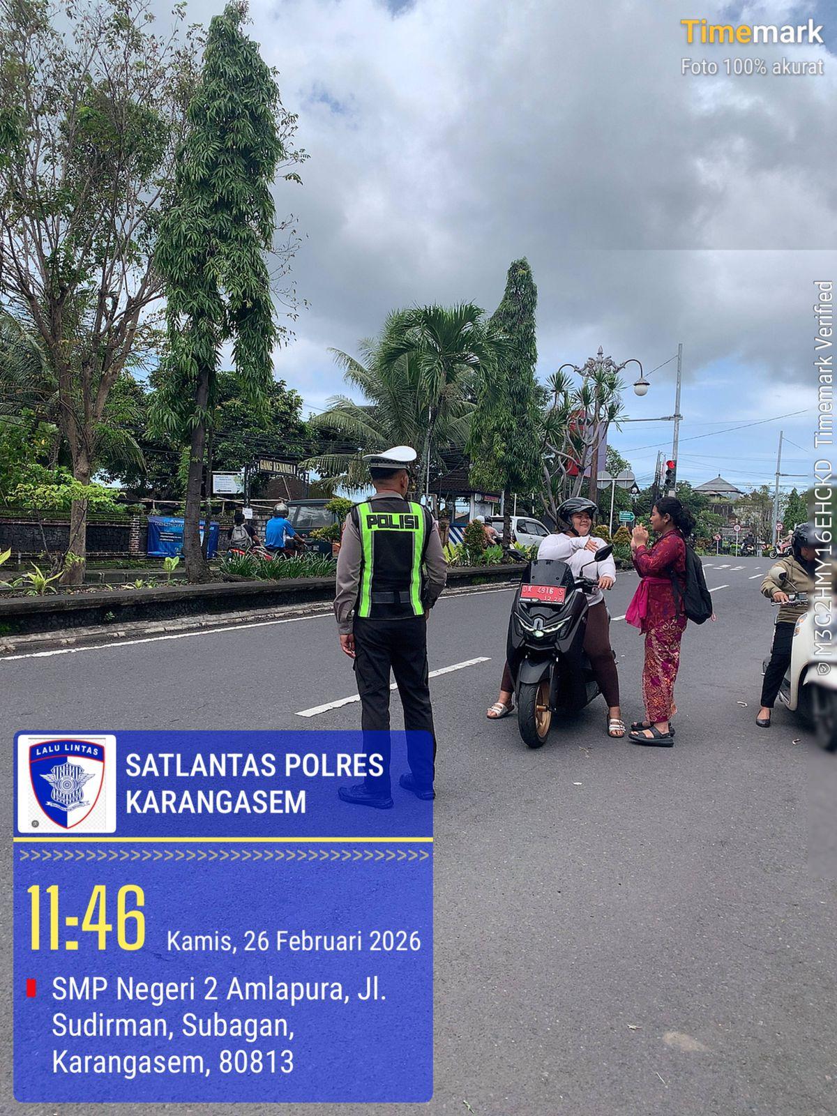 Anggota Lantas Polres Karangasem Laksanakan Penyebrangan Pelajar SMP N 2 Amlapura