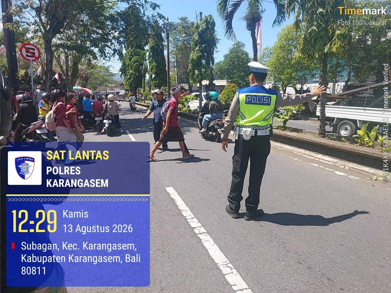 Anggota Lantas Polres Karangasem Laksanakan Penyebrangan Pelajar SMP N 2 Amlapura