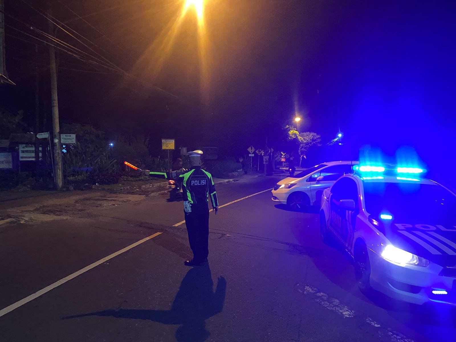 Satuan Lalulintas Polres Karangasem Melaksanakan Pengaturan Lalulintas Pada Malam hari