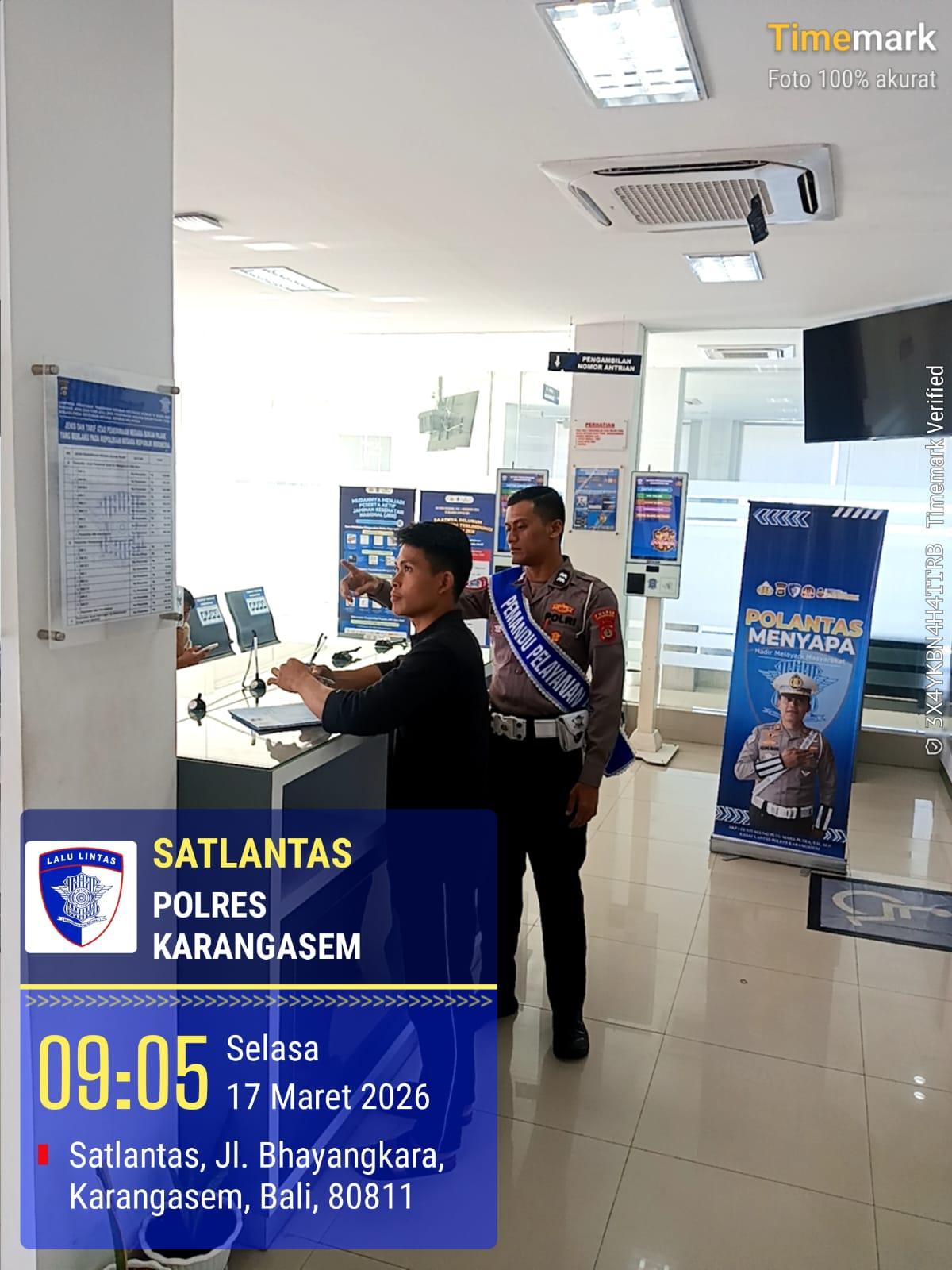 Pemandu Pelayanan Satpas Polres Karangasem Laksanakan Pelayanan Prima dan Terpadu kepada Masyarakat
