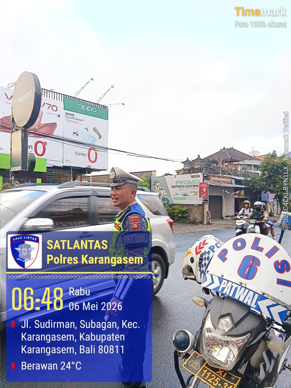 Anggota Lantas Polres Karangasem Laksanakan Penyebrangan Pelajar SMP N 2 Amlapura