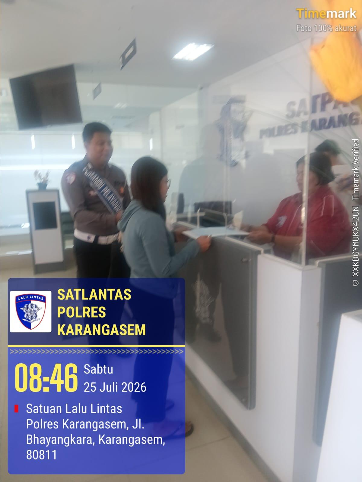 Pelayanan Humanis Personil Lantas Sebagai Pemandu Kepada Setiap Pemohon SIM di Satpas Polres Karangasem
