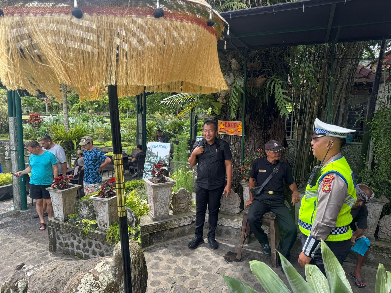 Sat Lantas Melaksanakan Pengamanan di Obyek Wisata Tirtagangga