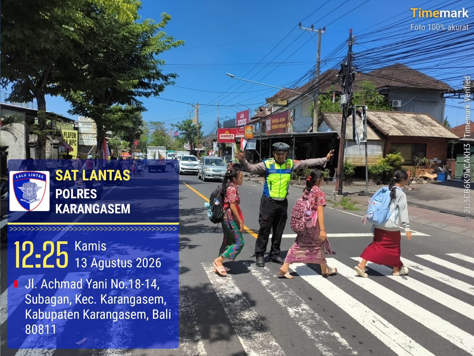 Antisipasi Kecelakaan Terhadap Pelajar, Anggota Lantas Polres Karangasem Laksanakan Penyebrangan Pelajar Sekolah