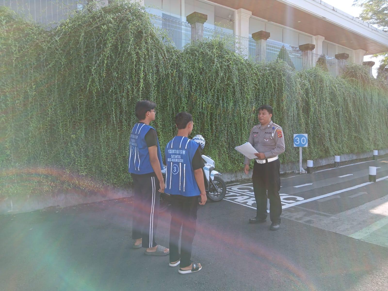 Pastikan Kelayakan dan Keselamatan Berkendara, Pemohon SIM Baru Jalani Uji Praktek di Polres Karangasem