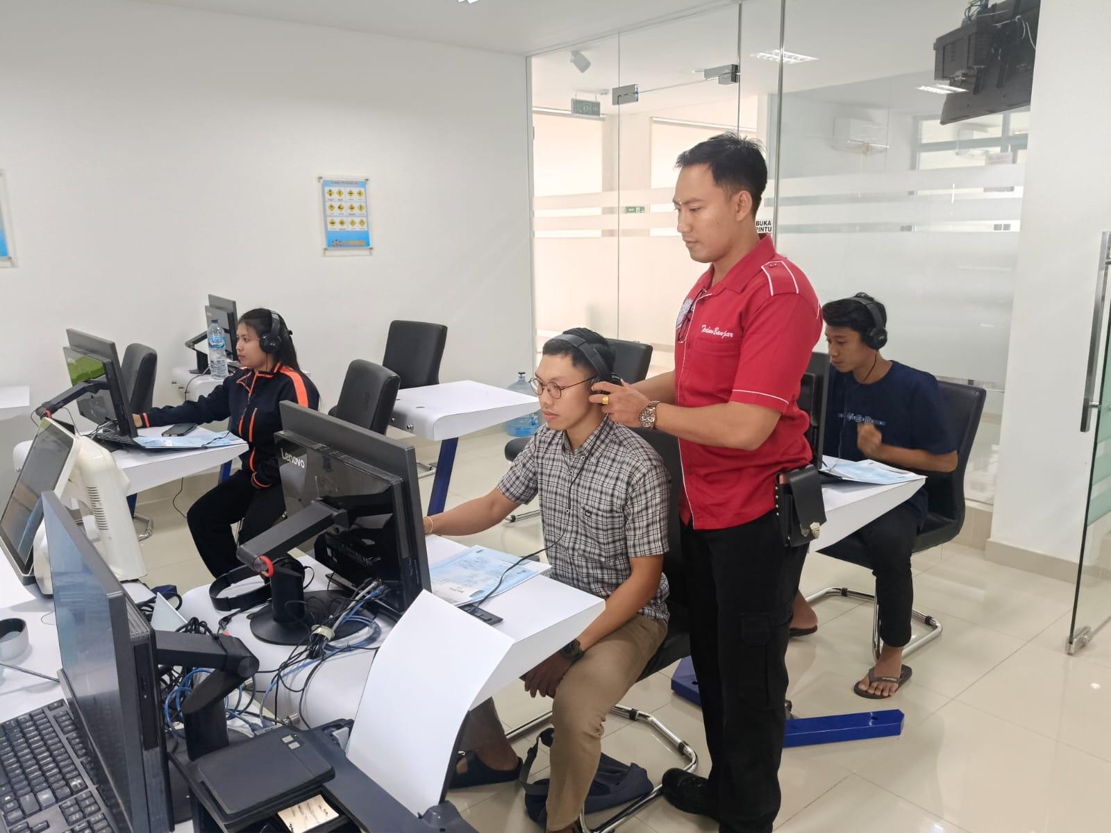 Personil Lantas Laksanakan Teori Avis Komputerisasi Bagi Pemohon SIM Baru