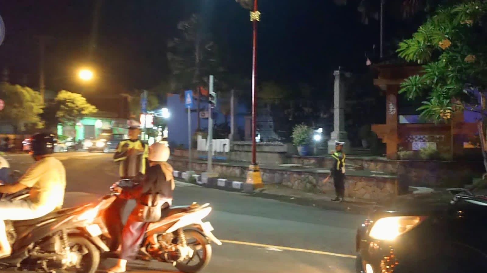  Unit Turjagwali Satlantas Polres Karangasem Laksanakan Patroli Barcode dan Blue Light